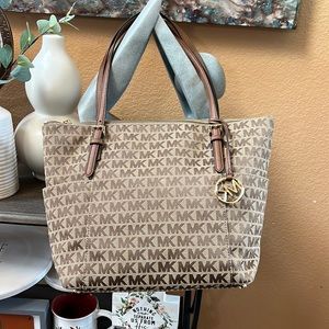 Tote Michael Kors. Slightly used.